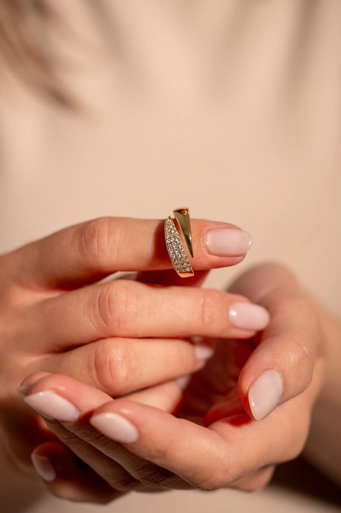 Elegante Anillo de Oro con Piedras Brillantes (1+1 GRATIS)