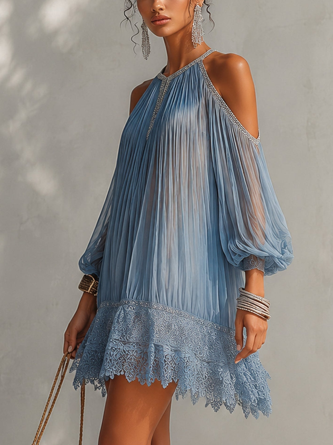 Serena | Vestido Mini Azul con Hombros Descubiertos, Fruncido y Dobladillo de Encaje