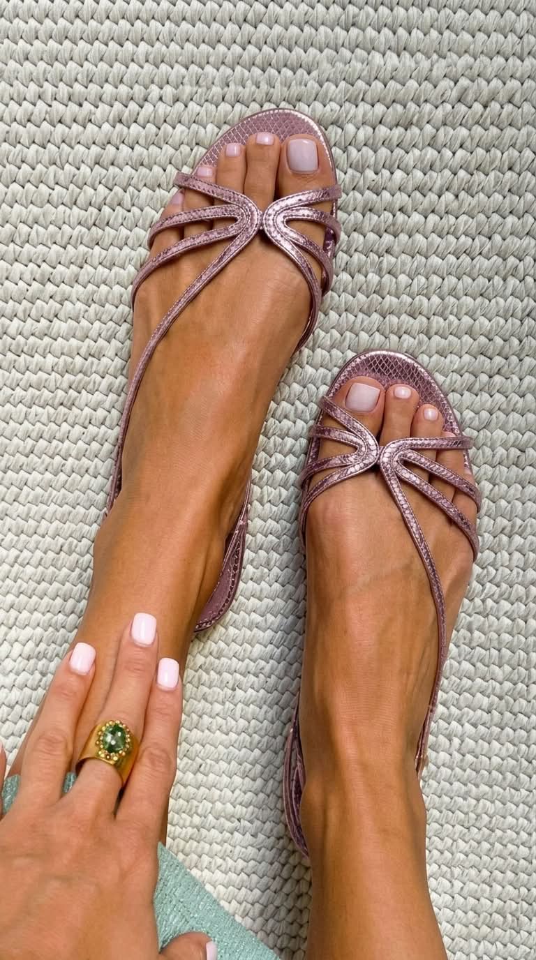 Serafina Luz | Sandalias Doradas