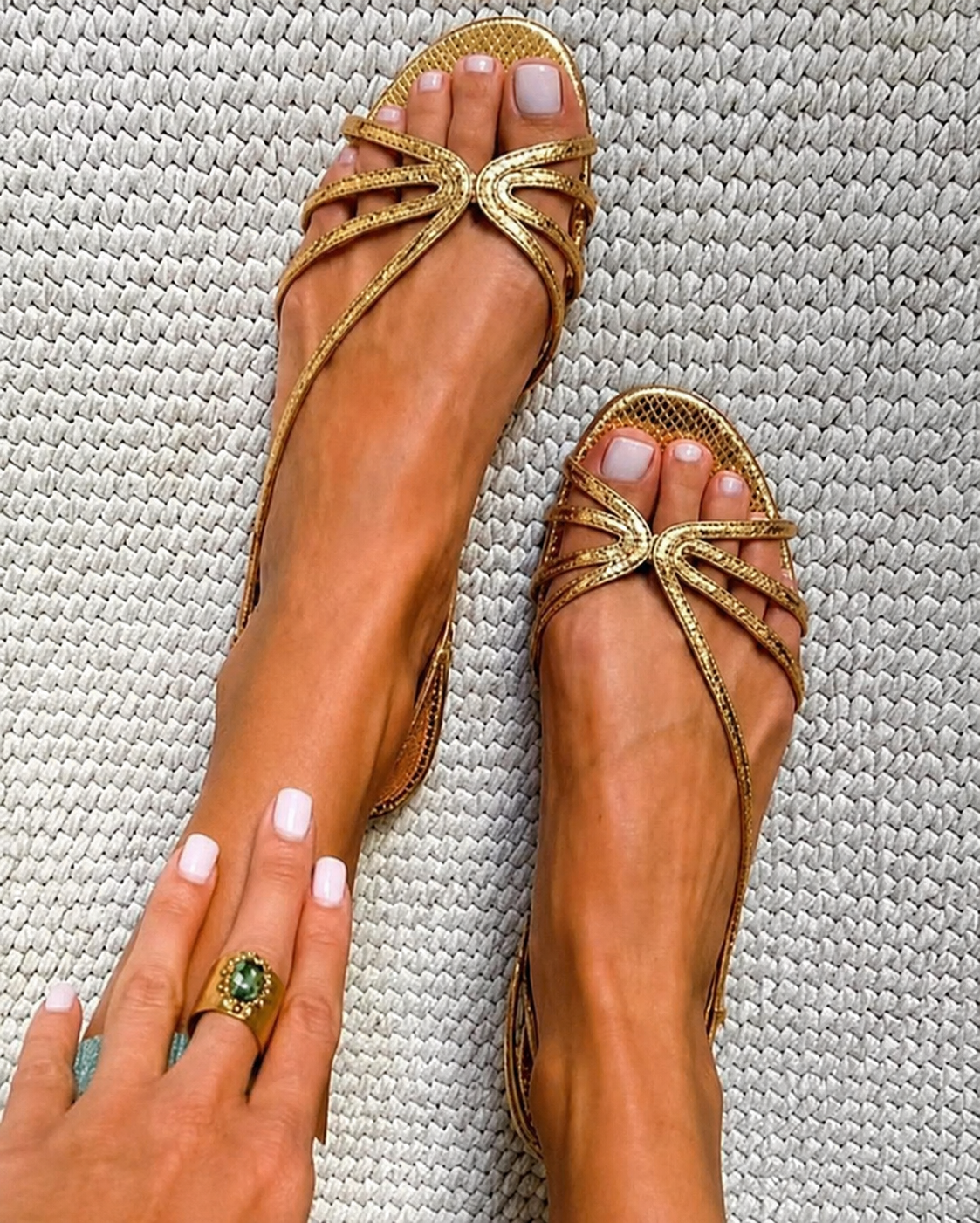 Serafina Luz | Sandalias Doradas