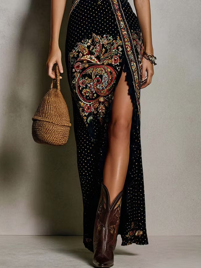 Vestido largo negro de estilo bohemio con estampado étnico, escote en V profundo y abertura alta.