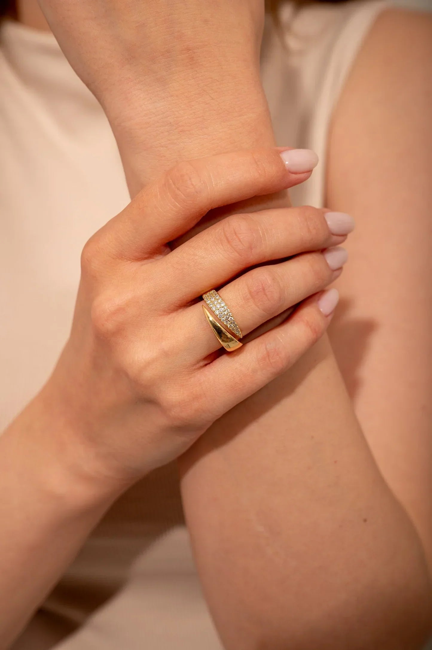 Elegante Anillo de Oro con Piedras Brillantes (1+1 GRATIS)