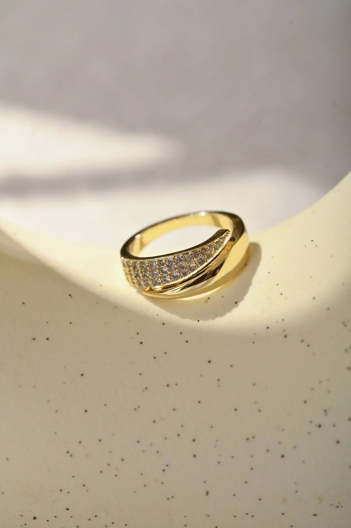 Elegante Anillo de Oro con Piedras Brillantes (1+1 GRATIS)