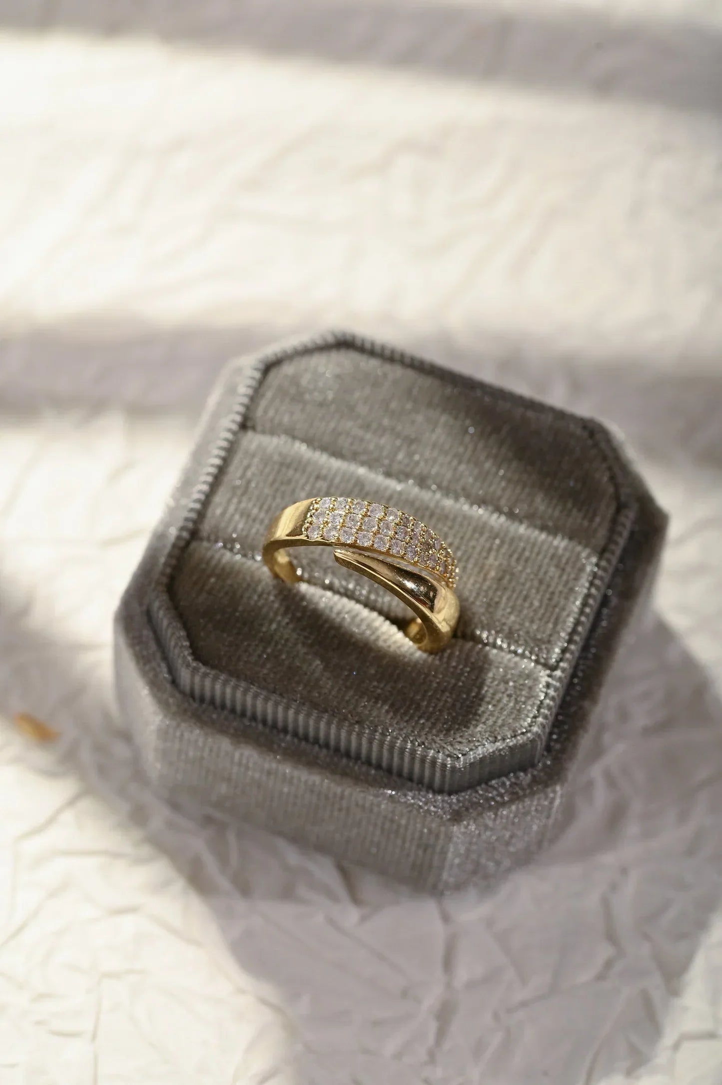 Elegante Anillo de Oro con Piedras Brillantes (1+1 GRATIS)