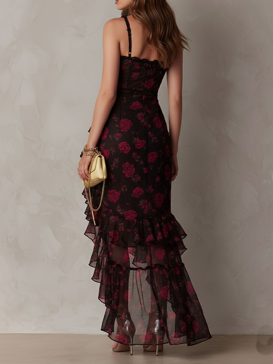 Elegante vestido floral negro y rojo con fruncido y bajo con volantes.