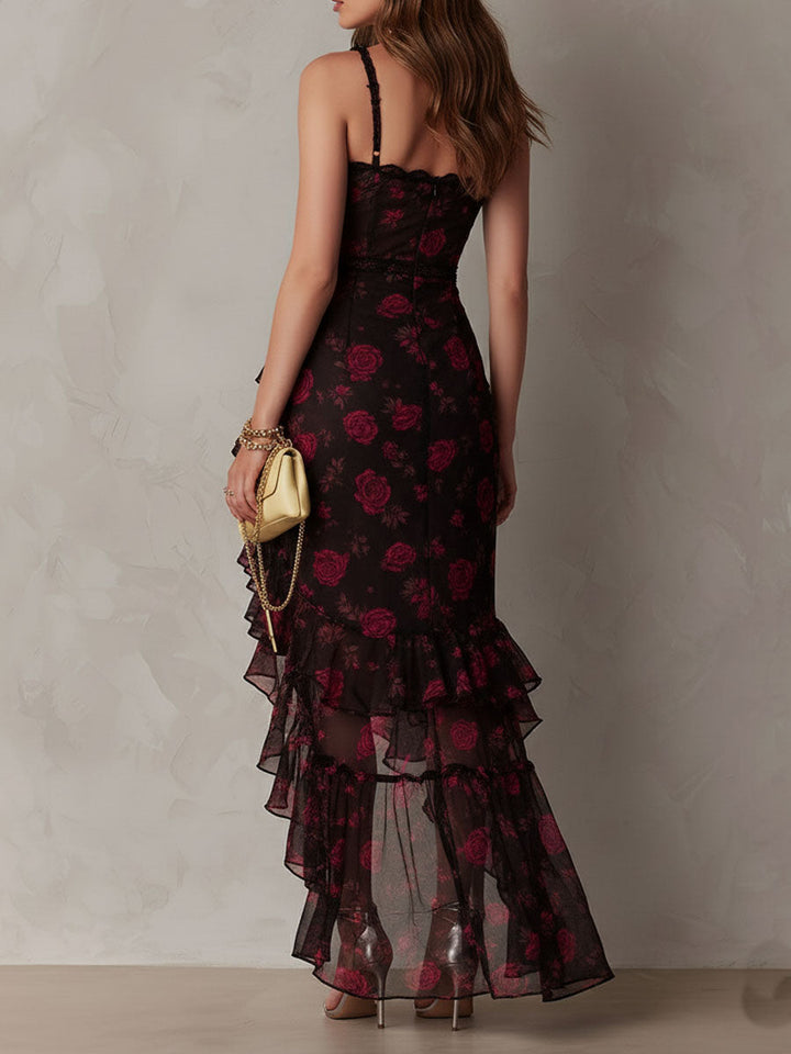 Elegante vestido floral negro y rojo con fruncido y bajo con volantes.