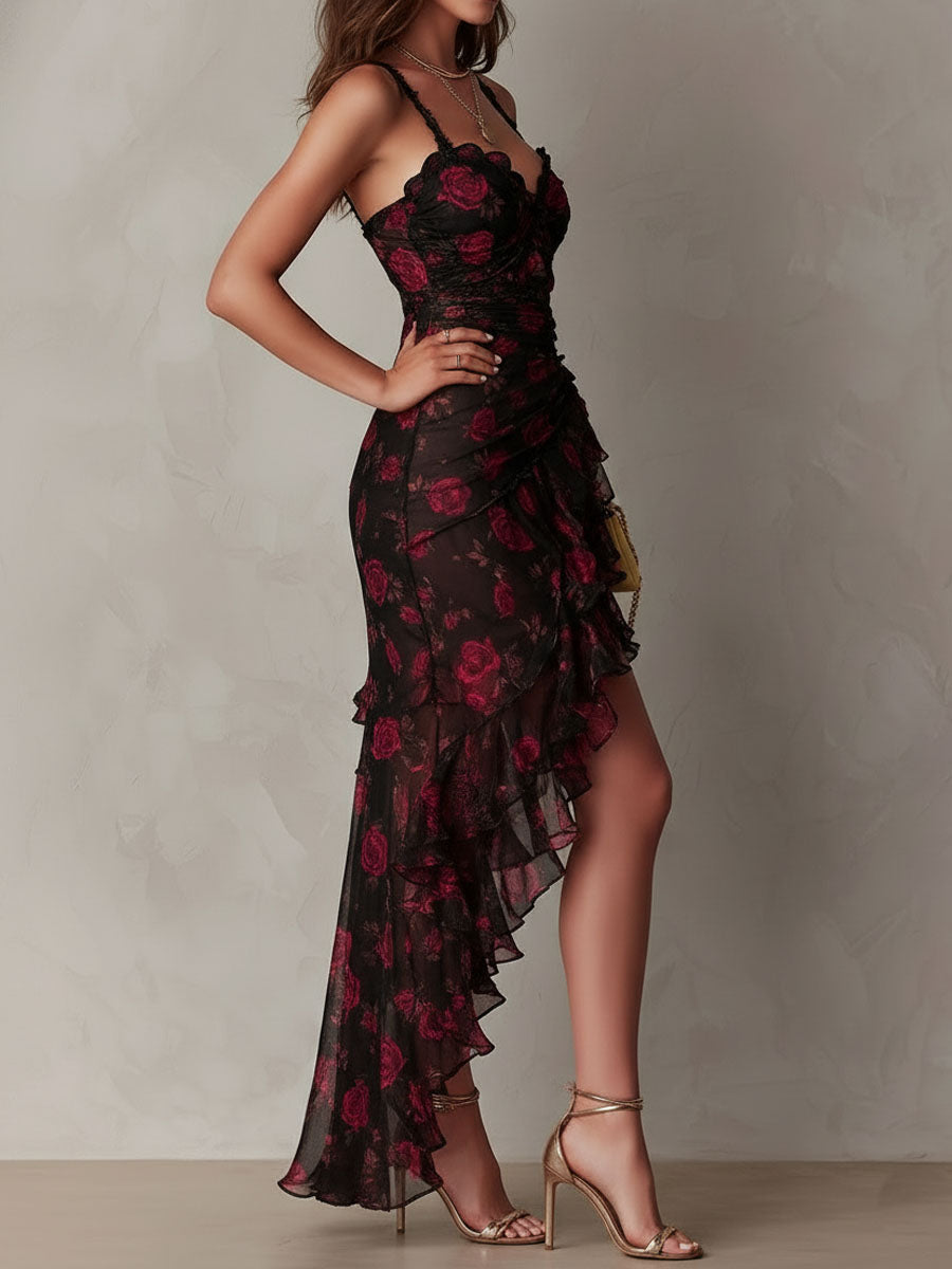 Elegante vestido floral negro y rojo con fruncido y bajo con volantes.