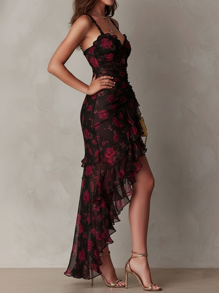 Elegante vestido floral negro y rojo con fruncido y bajo con volantes.