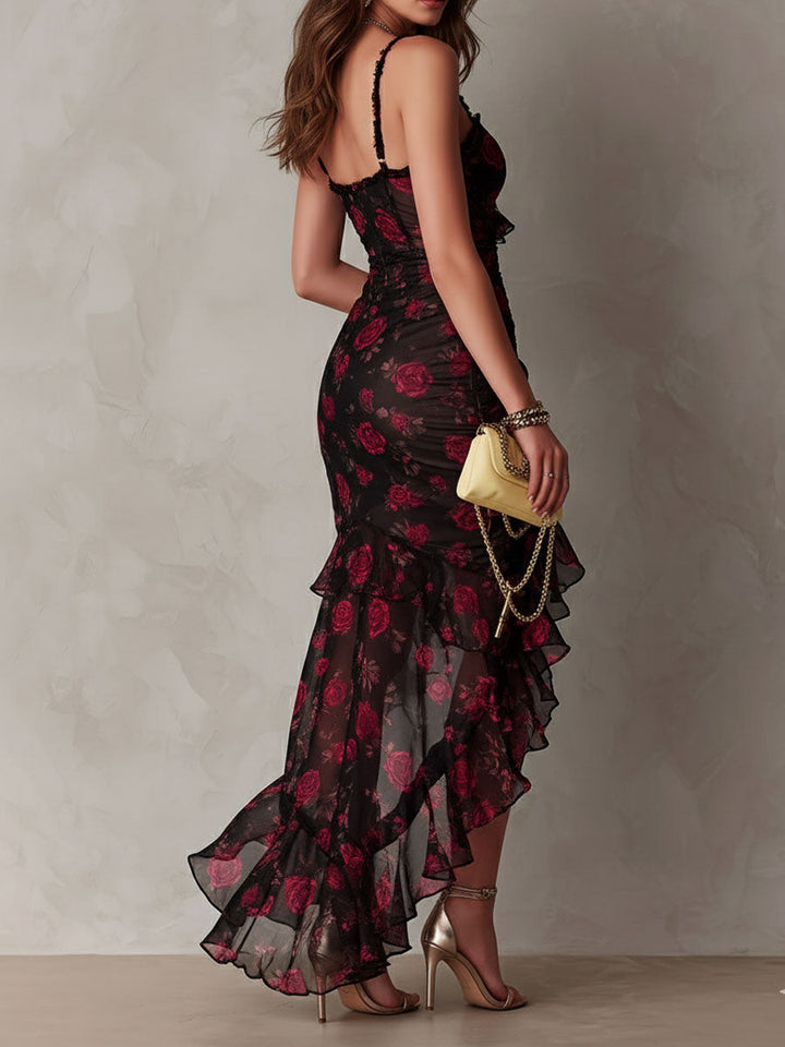 Elegante vestido floral negro y rojo con fruncido y bajo con volantes.