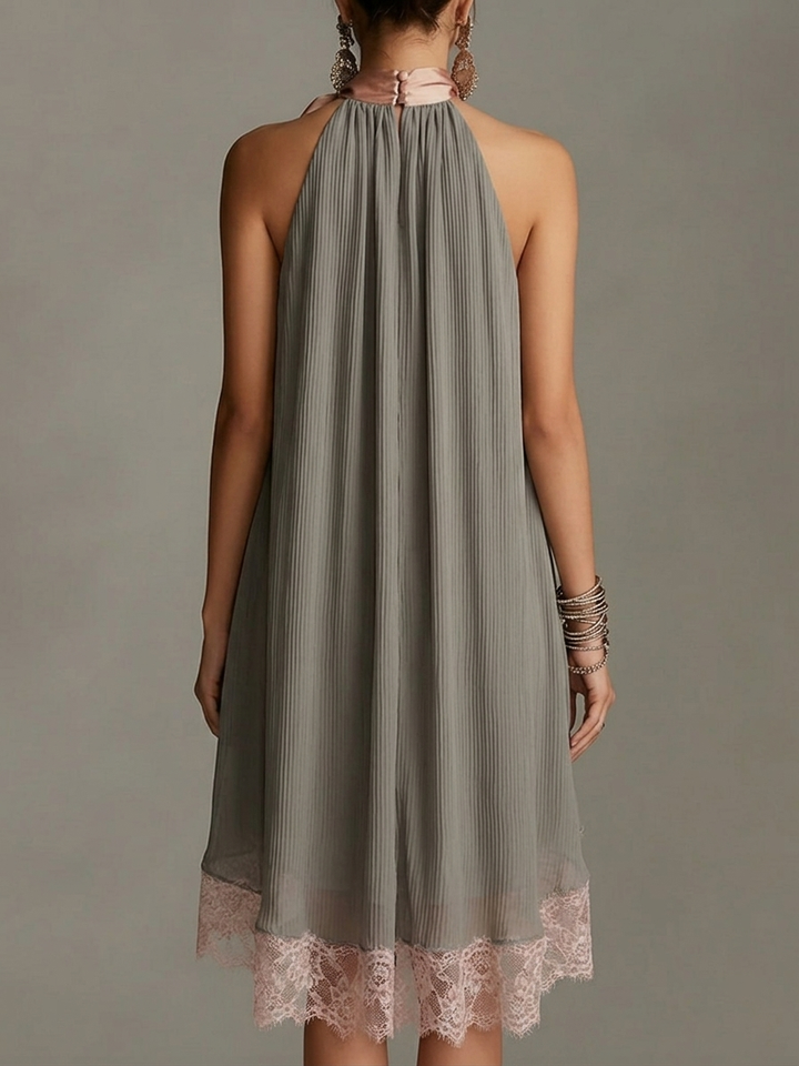 Valentina - Vestido Mini Gris Satinado con Cuello Halter, Lazo Decorativo y Detalles de Encaje