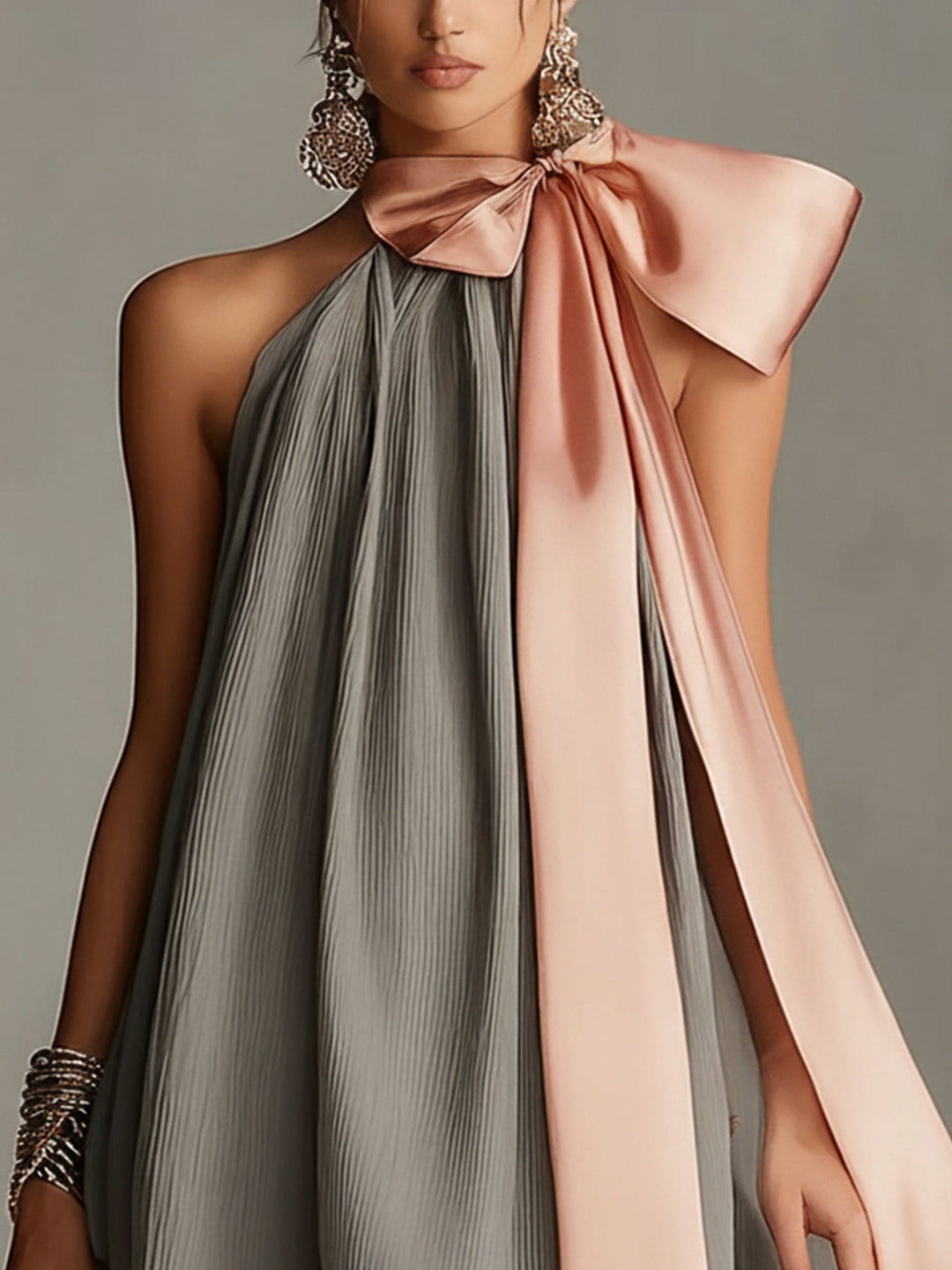 Valentina - Vestido Mini Gris Satinado con Cuello Halter, Lazo Decorativo y Detalles de Encaje