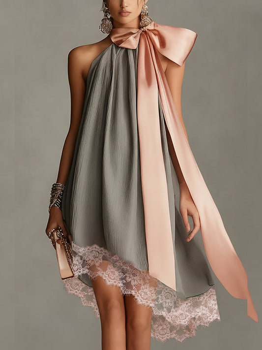 Valentina - Vestido Mini Gris Satinado con Cuello Halter, Lazo Decorativo y Detalles de Encaje
