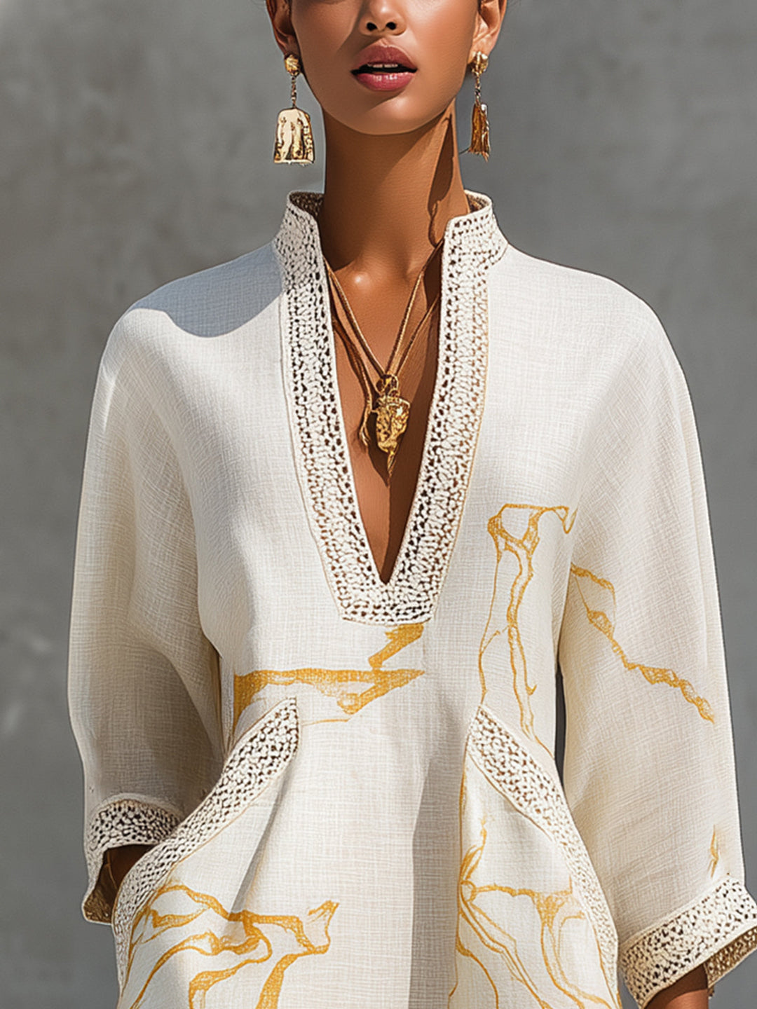 Alicia | Vestido Mini de Encaje de Crochet Marfil con Motivos Dorados y Escote en V