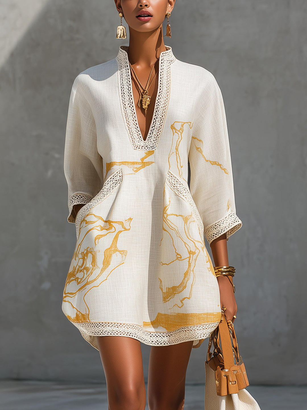 Alicia | Vestido Mini de Encaje de Crochet Marfil con Motivos Dorados y Escote en V
