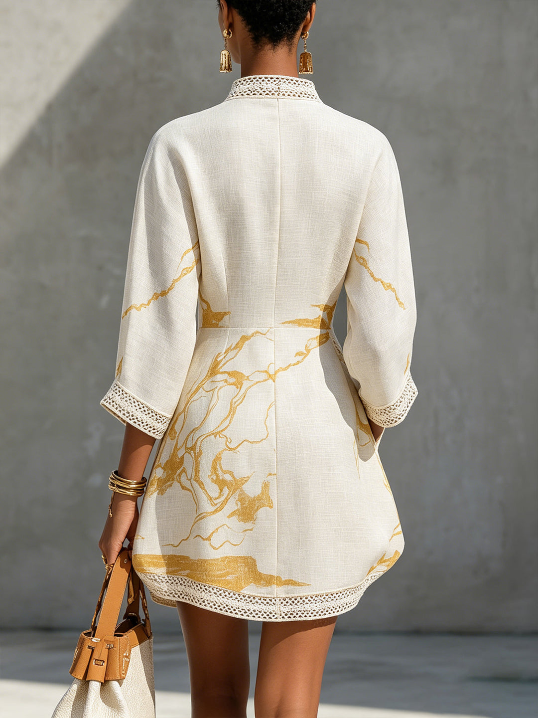 Alicia | Vestido Mini de Encaje de Crochet Marfil con Motivos Dorados y Escote en V