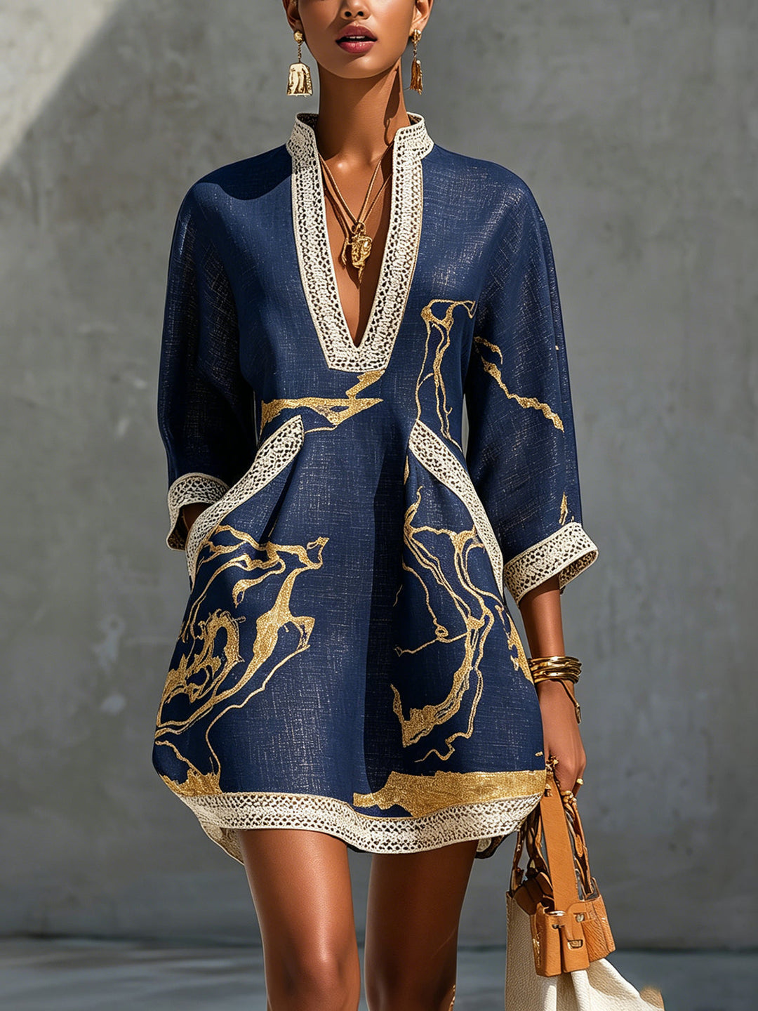 Carlota | Vestido Mini de Encaje de Ganchillo Azul Marino con Motivos Dorados y Escote en V