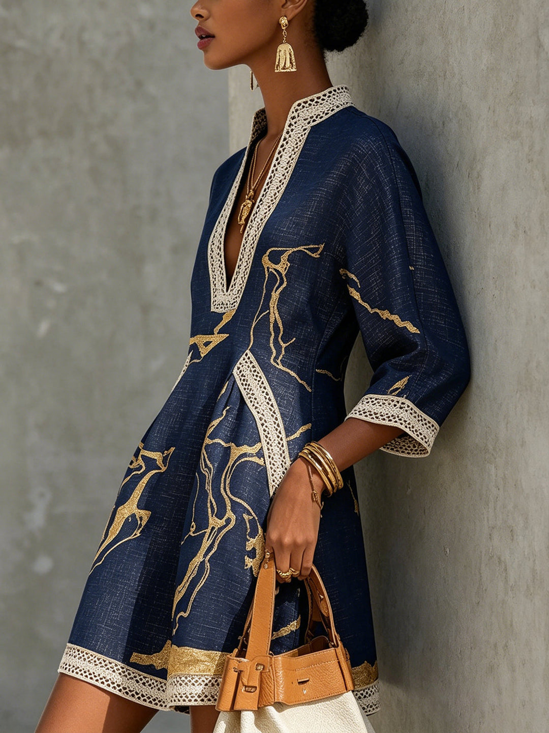 Carlota | Vestido Mini de Encaje de Ganchillo Azul Marino con Motivos Dorados y Escote en V