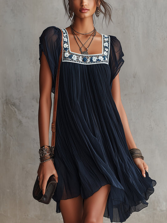 Adela | Vestido Mini Plisado de Muselina Bordada con Flores Azul Marino