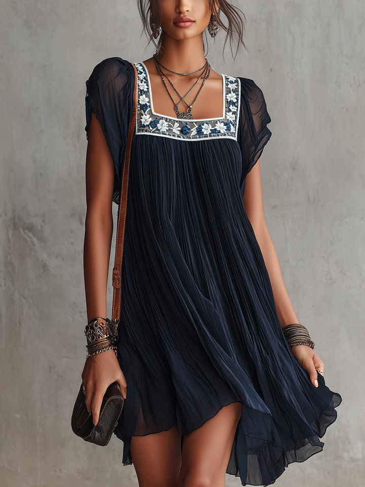 Adela | Vestido Mini Plisado de Muselina Bordada con Flores Azul Marino