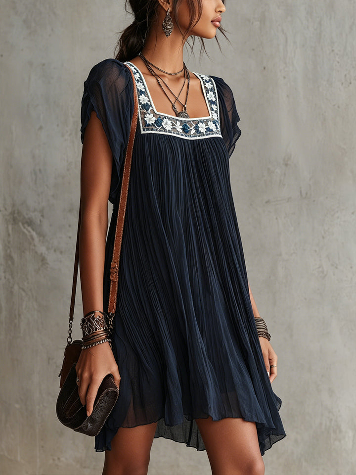 Adela | Vestido Mini Plisado de Muselina Bordada con Flores Azul Marino