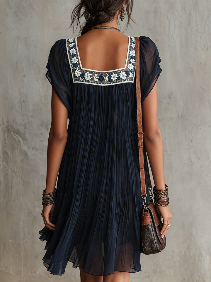 Adela | Vestido Mini Plisado de Muselina Bordada con Flores Azul Marino