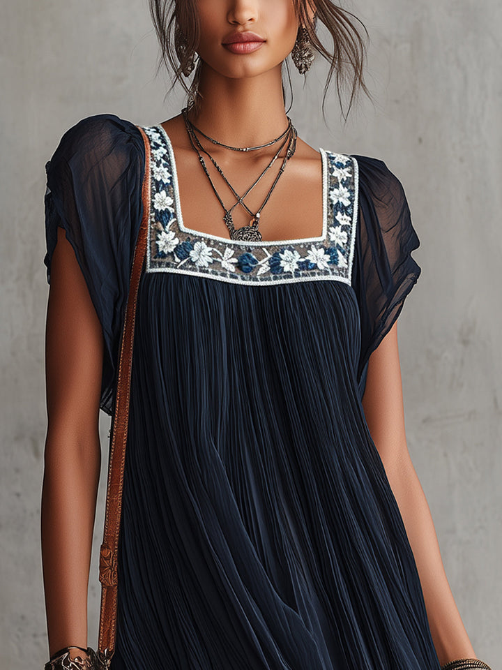 Adela | Vestido Mini Plisado de Muselina Bordada con Flores Azul Marino