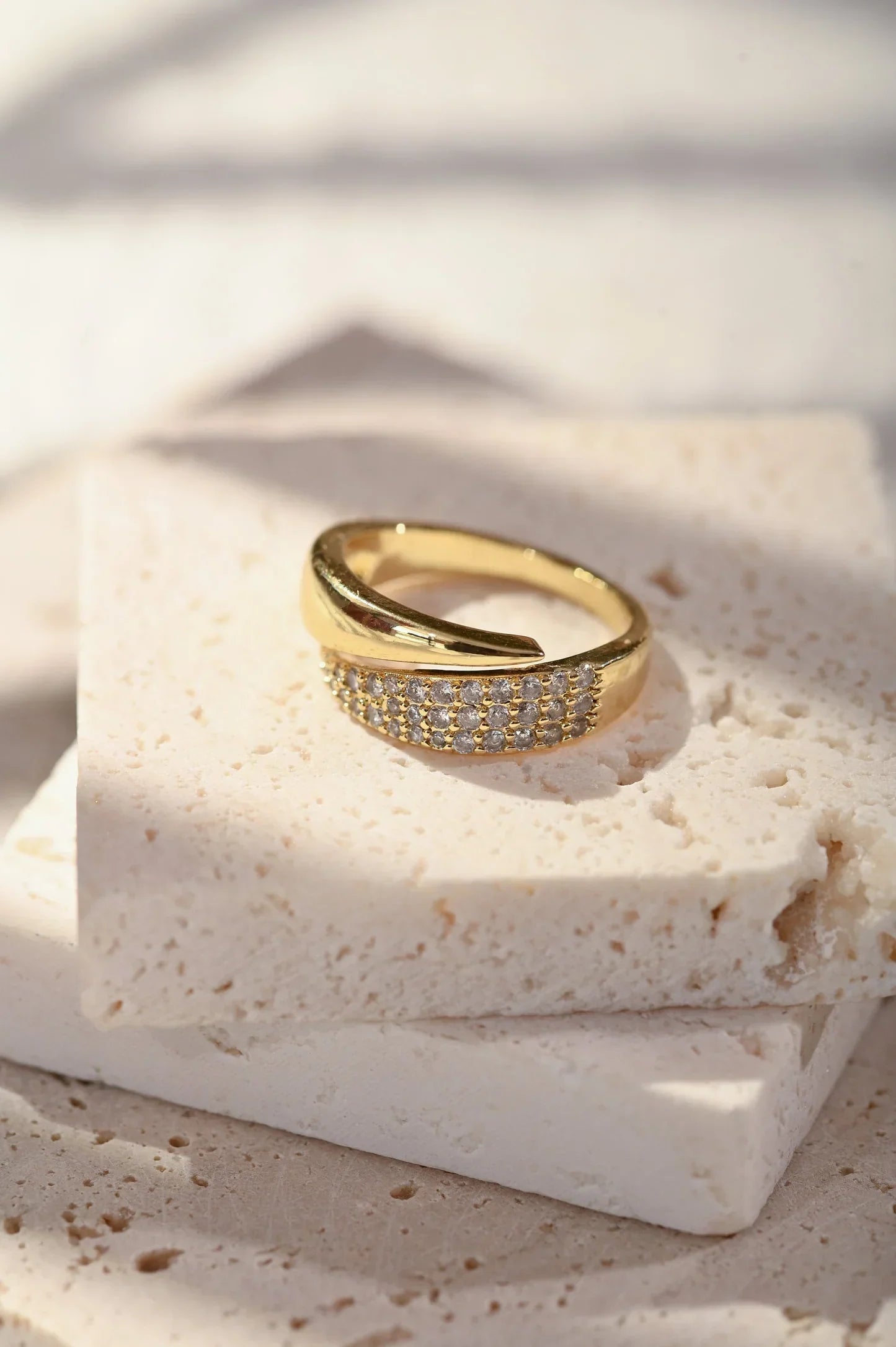Elegante Anillo de Oro con Piedras Brillantes (1+1 GRATIS)