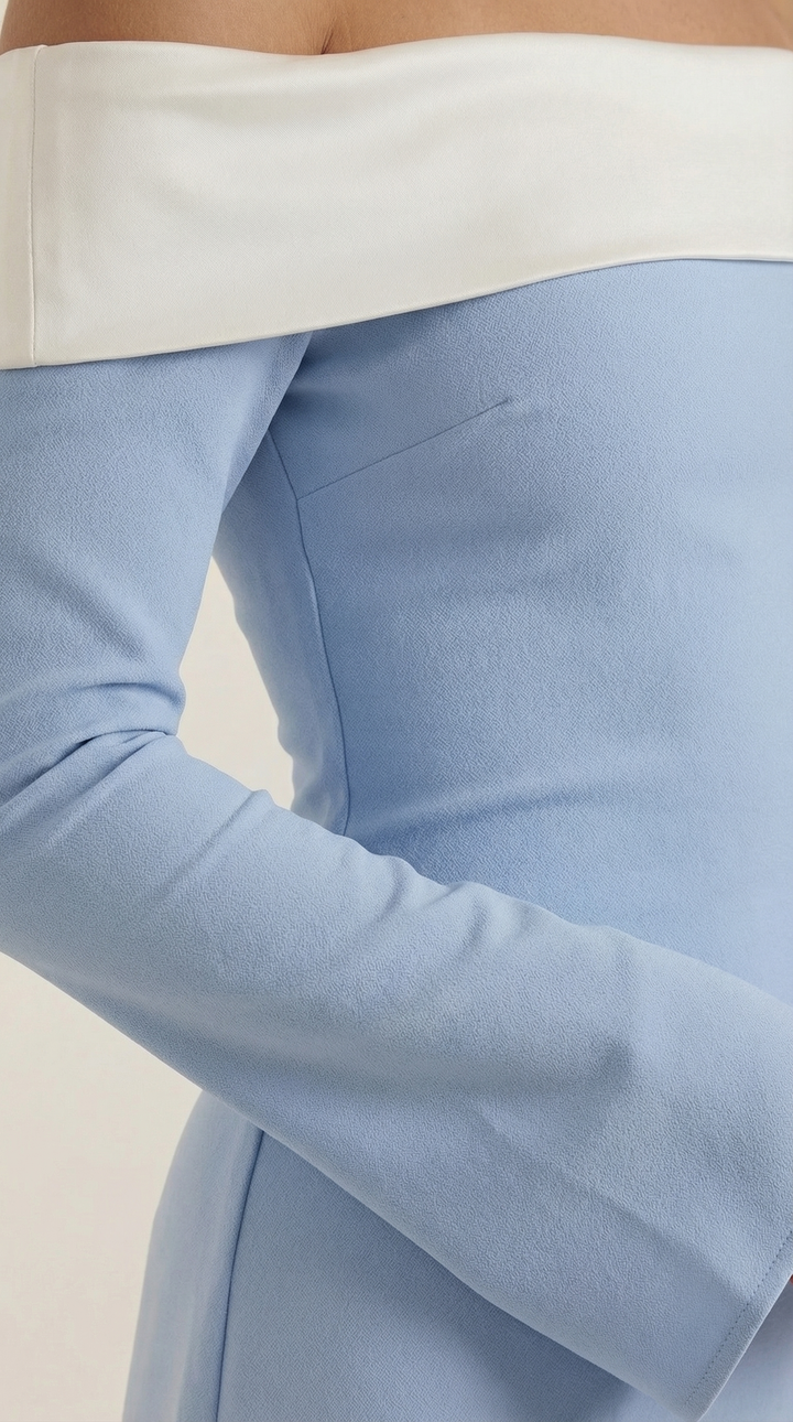 Minivestido ajustado de mujer con hombros descubiertos