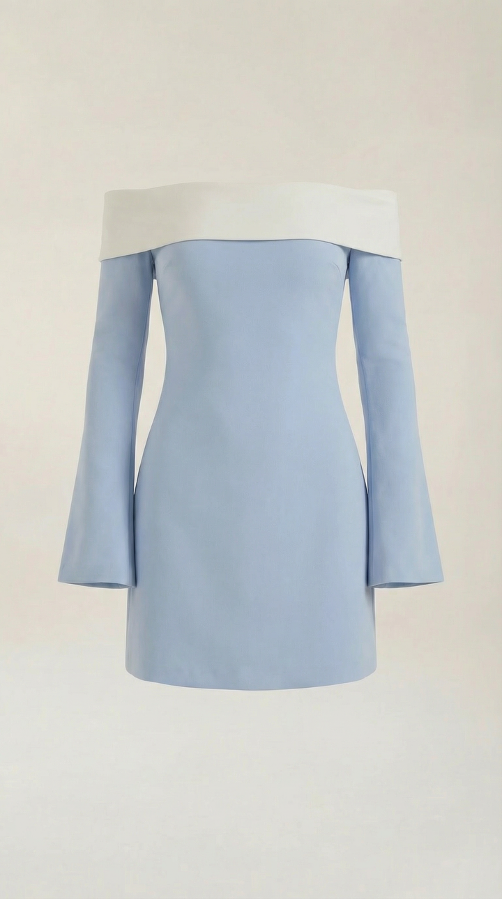 Minivestido ajustado de mujer con hombros descubiertos