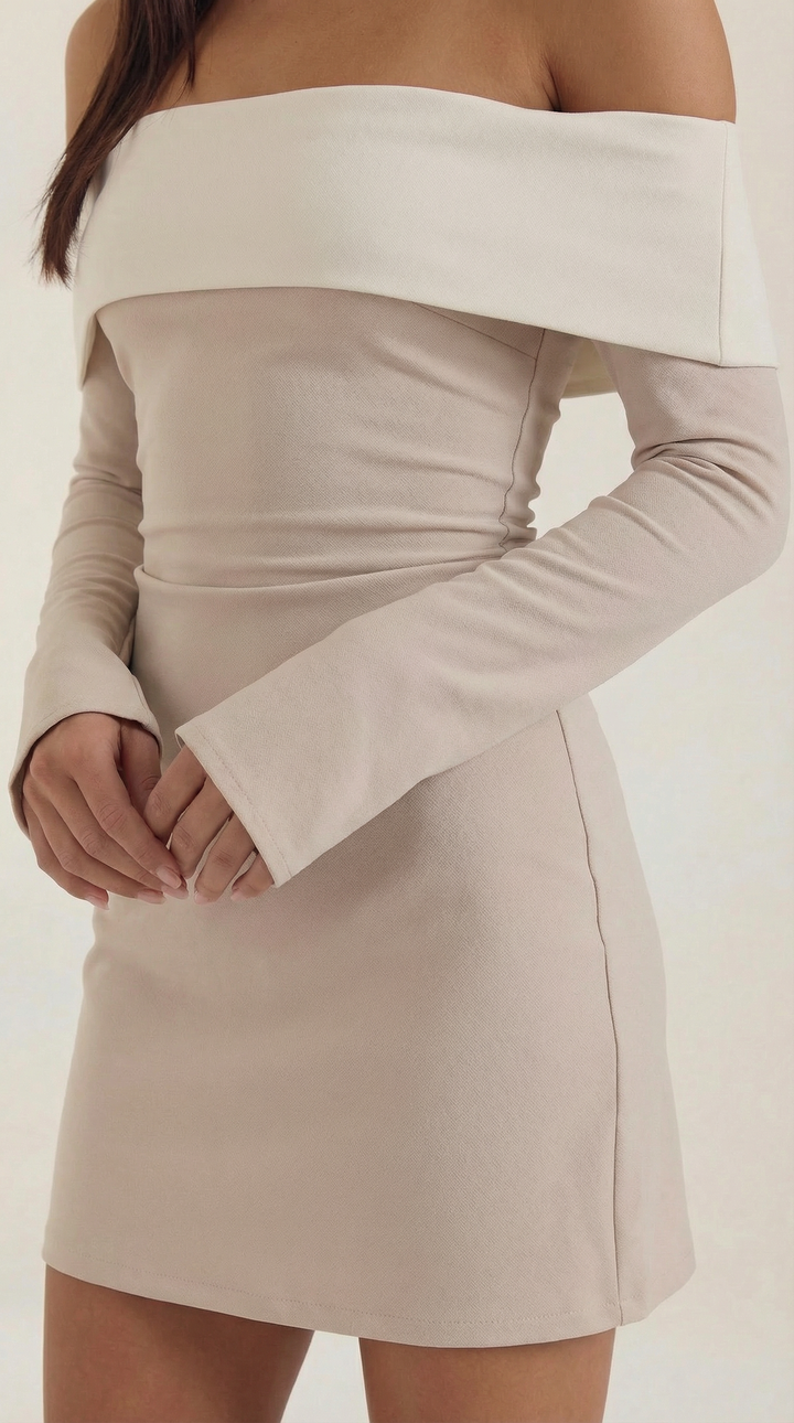 Minivestido ajustado de mujer con hombros descubiertos