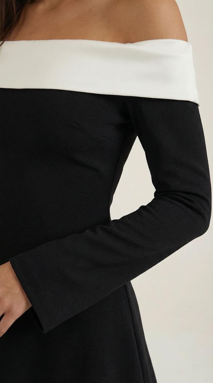 Minivestido ajustado de mujer con hombros descubiertos
