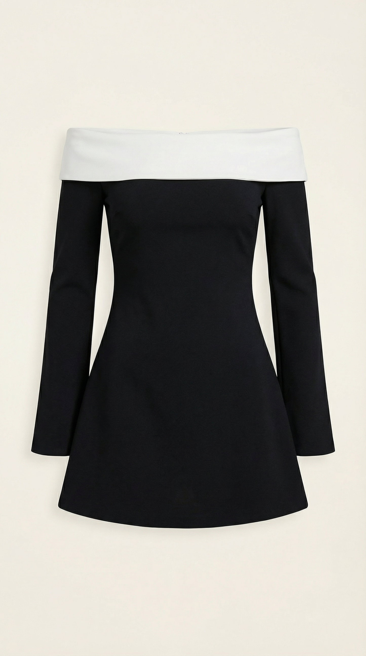 Minivestido ajustado de mujer con hombros descubiertos